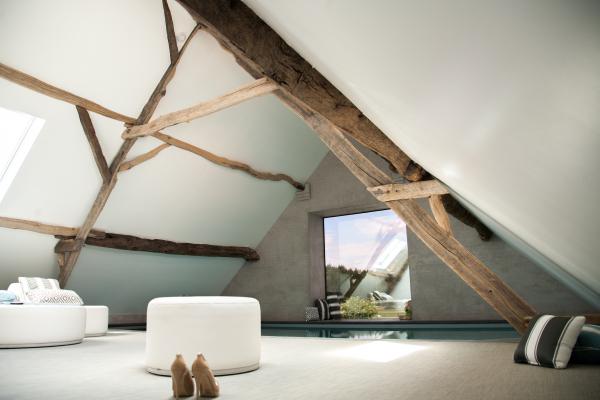 Suite met witte muren en oude eiken balken