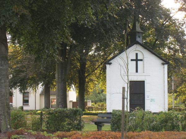 Kapel tussen de bomen