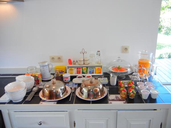 Ontbijtbuffet met fruitsap en broodjes