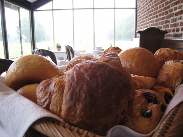 Mand met verse croissants