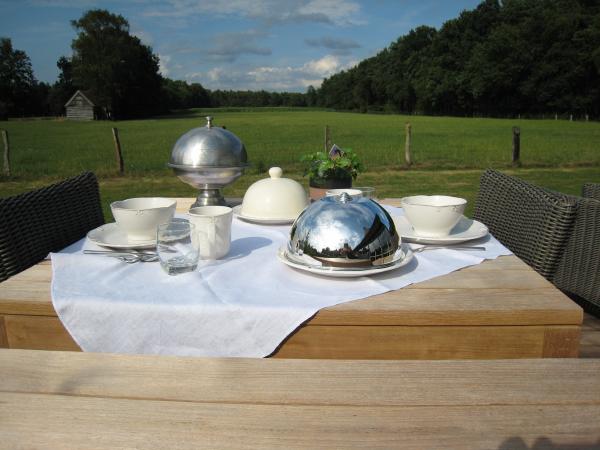 Gedekte ontbijttafel op het terras