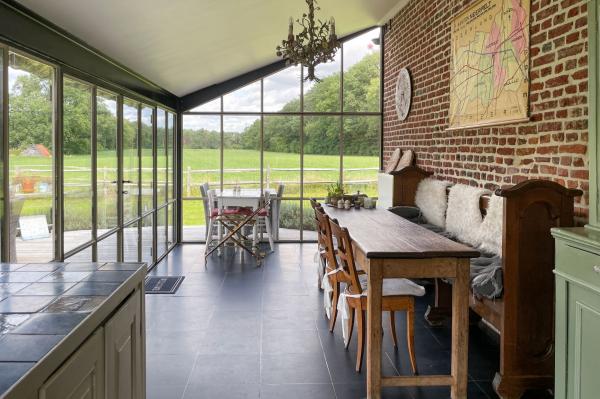 De orangerie met zicht op de weilanden