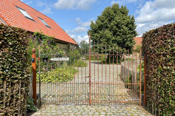 Poort en oprit van de hoeve