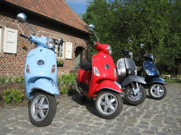 Drie Vespa's voor de hoeve